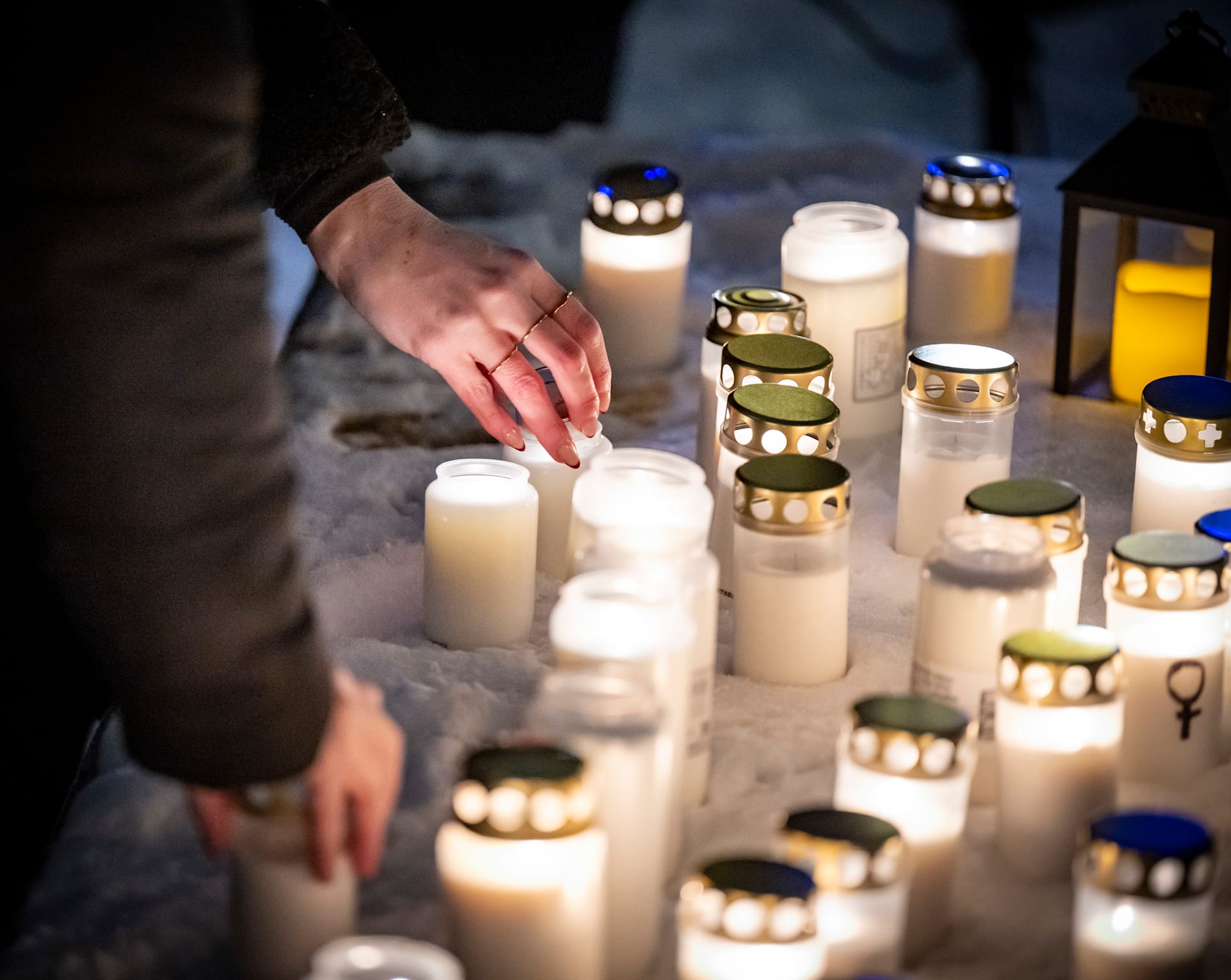 En ljusmanifestation på Stortorget i Malmö för kvinnorna som mördades i Boden och Salem under julveckan. Arkivbild.