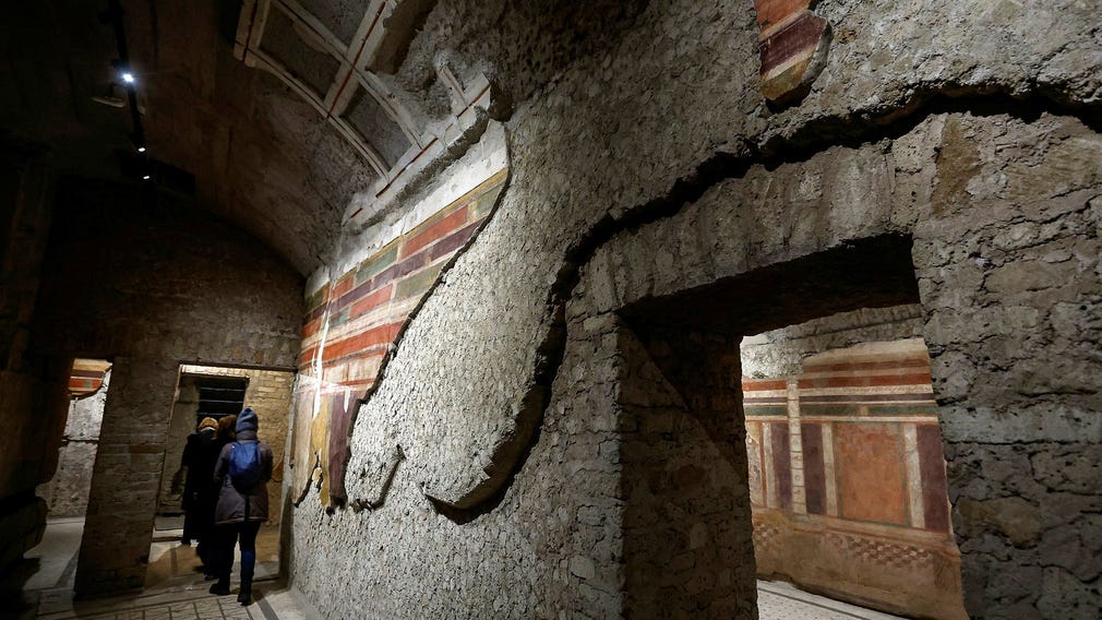 Bostaden är beläget på Palatinen mellan Colosseum och Circus Maximus och återfanns under utgrävningar av Palatinen i början av 1900-talet.