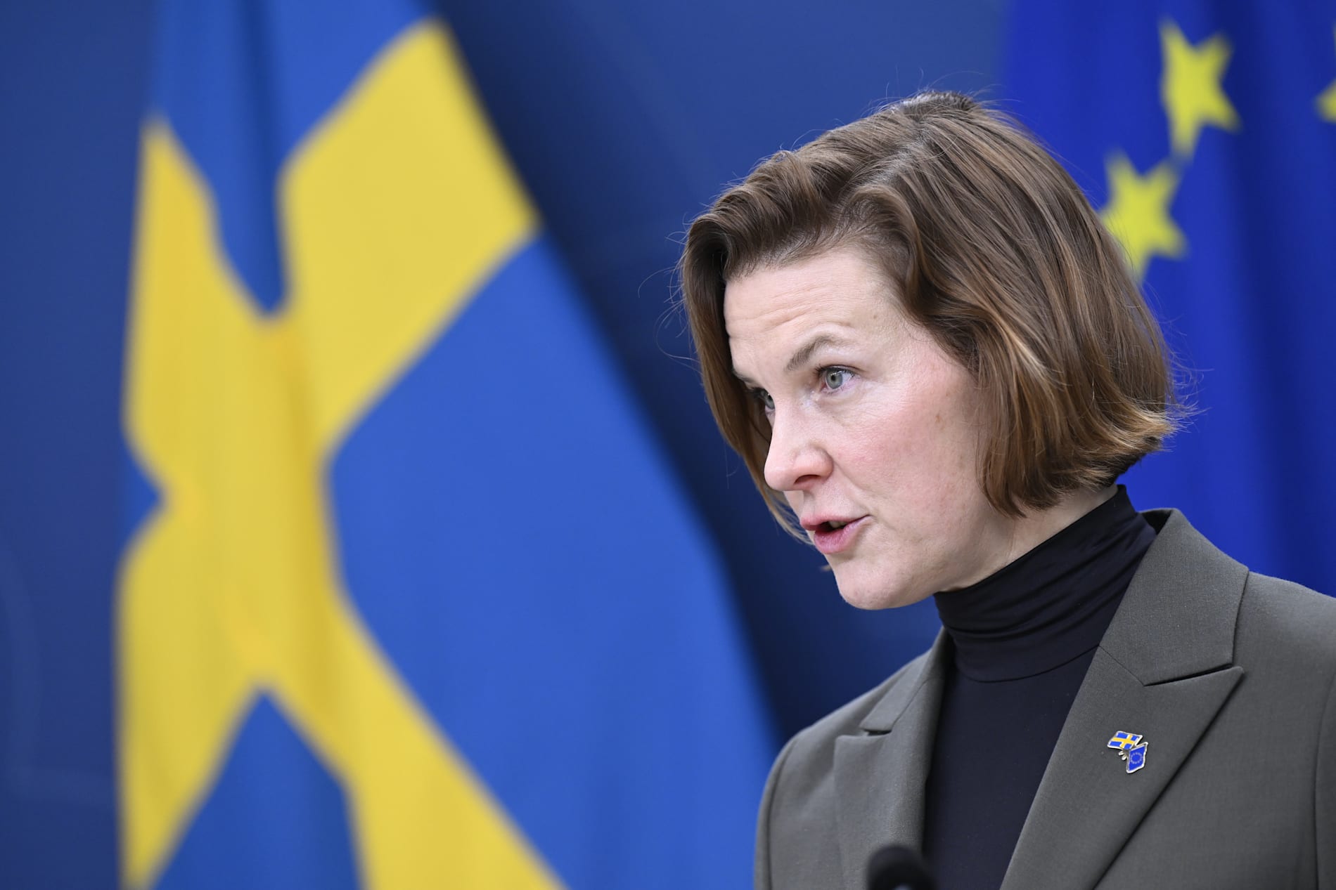 Jämställdhetsminister Nina Larsson (L) presenterar åtgärder för att motverka osakliga löneskillnader mellan kvinnor och män.