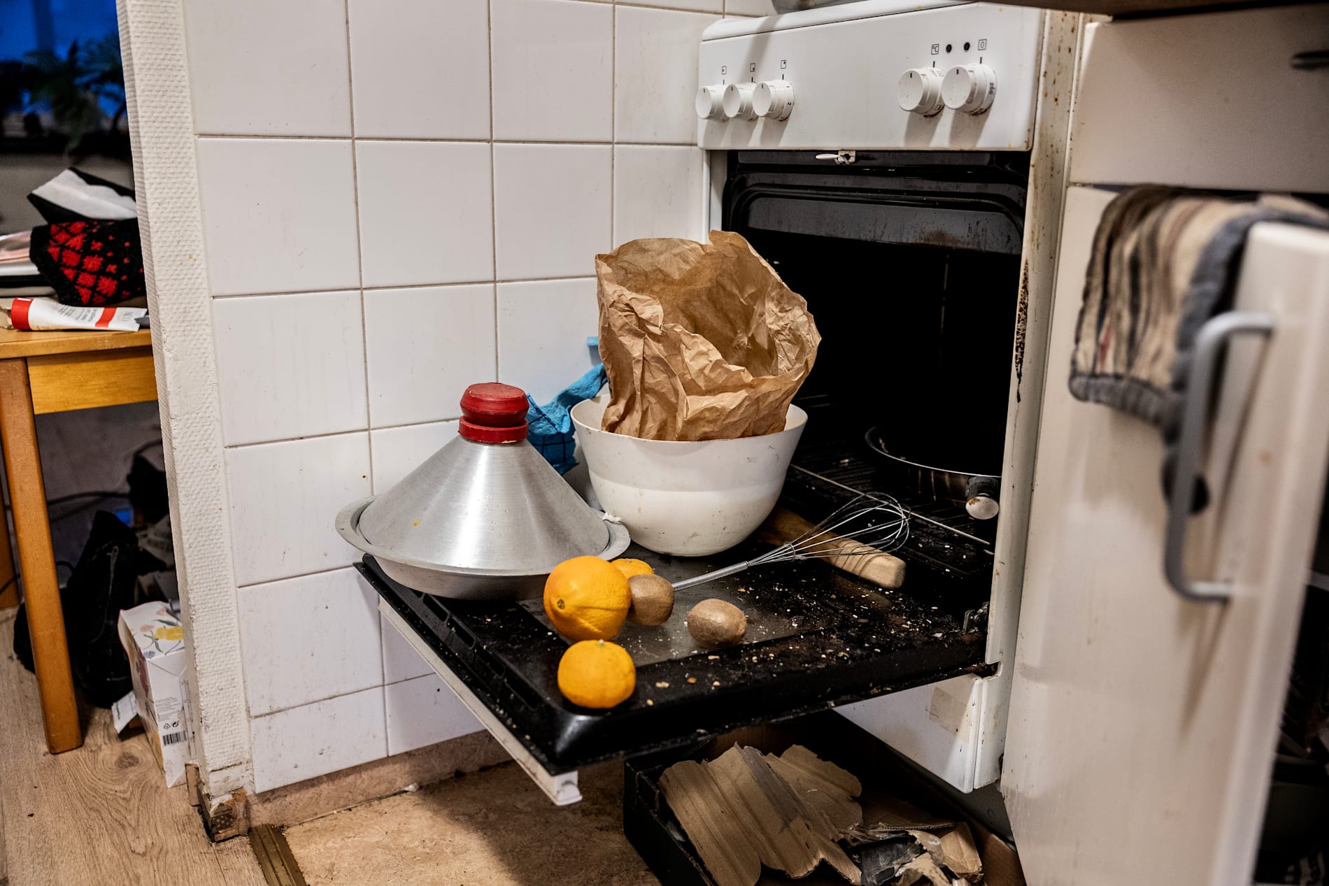 Arbetet i hemtjänsten är tungt – både fysiskt och psykiskt. Många gamla är också olyckliga.