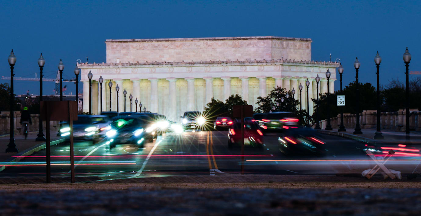 Börjar bygga triumfbåge inom två månader