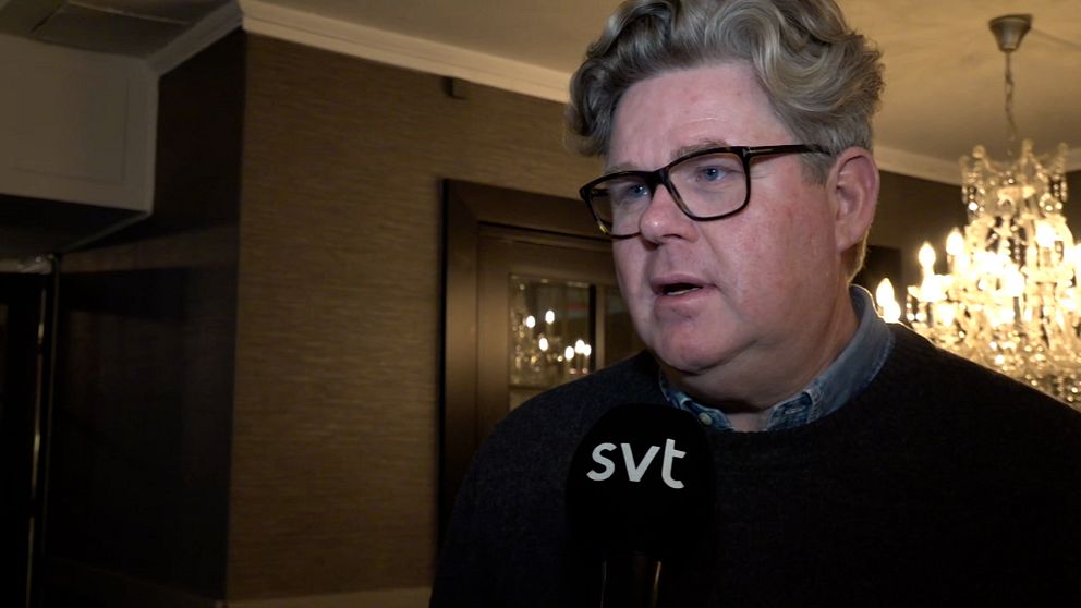Justitieminister Gunnar Strömmer intervjuas av SVT i en inomhusmiljö.