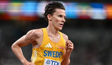 Halvfigur. Han springer ett lopp. Han är svettig. På tröjan står det Sweden.