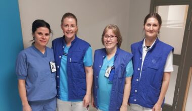 Porträttbild av fyra vårdklädda medarbetare.