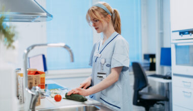 Förberedelse av frukost i avdelningskök.