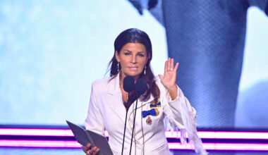 Carola tvingas operera stämbanden