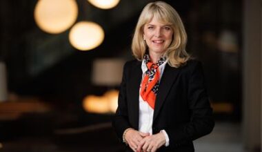 PwC:s globala vd-undersökning: Svenska företagsledare mer optimistiska men har utmaningar med kompetensbrist och AI-användning