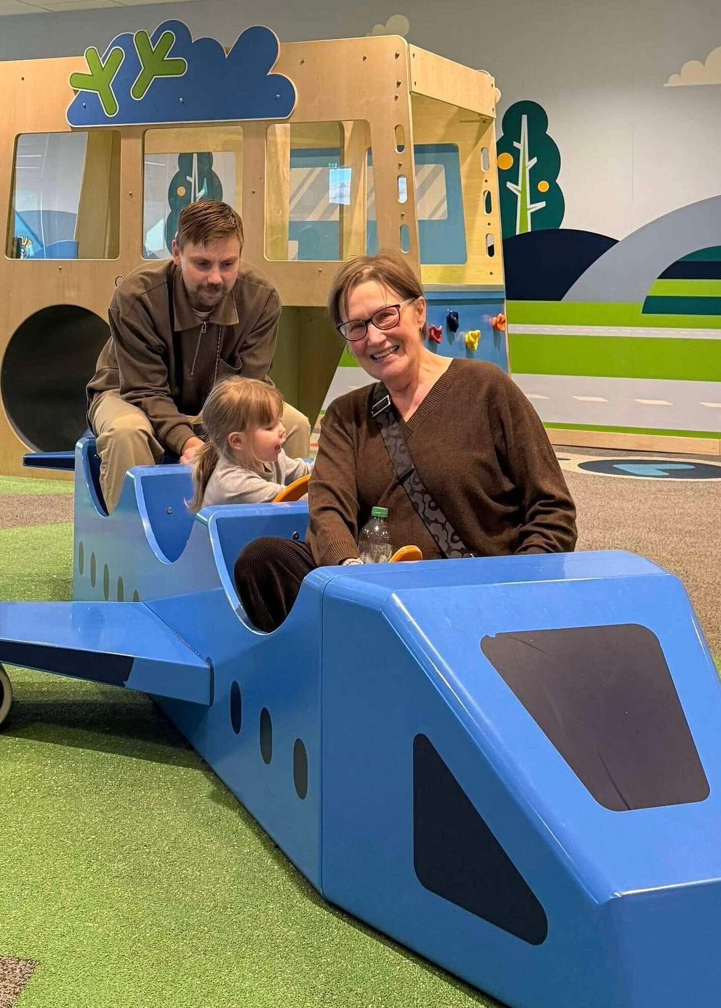 Annika Ortmark Lind och hennes familj fick problem både på väg till och från Dublin. Här är de på Arlanda innan förseningen på 21 timmar.