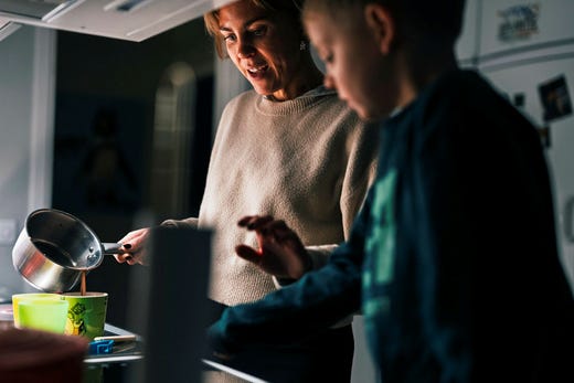 Vardagen har blivit mycket stressigare sedan Diana fick sina barn. Hon pratar mycket med dem om sin stamning. 5-årige sonen Valdemar hjälper henne att göra varm choklad.