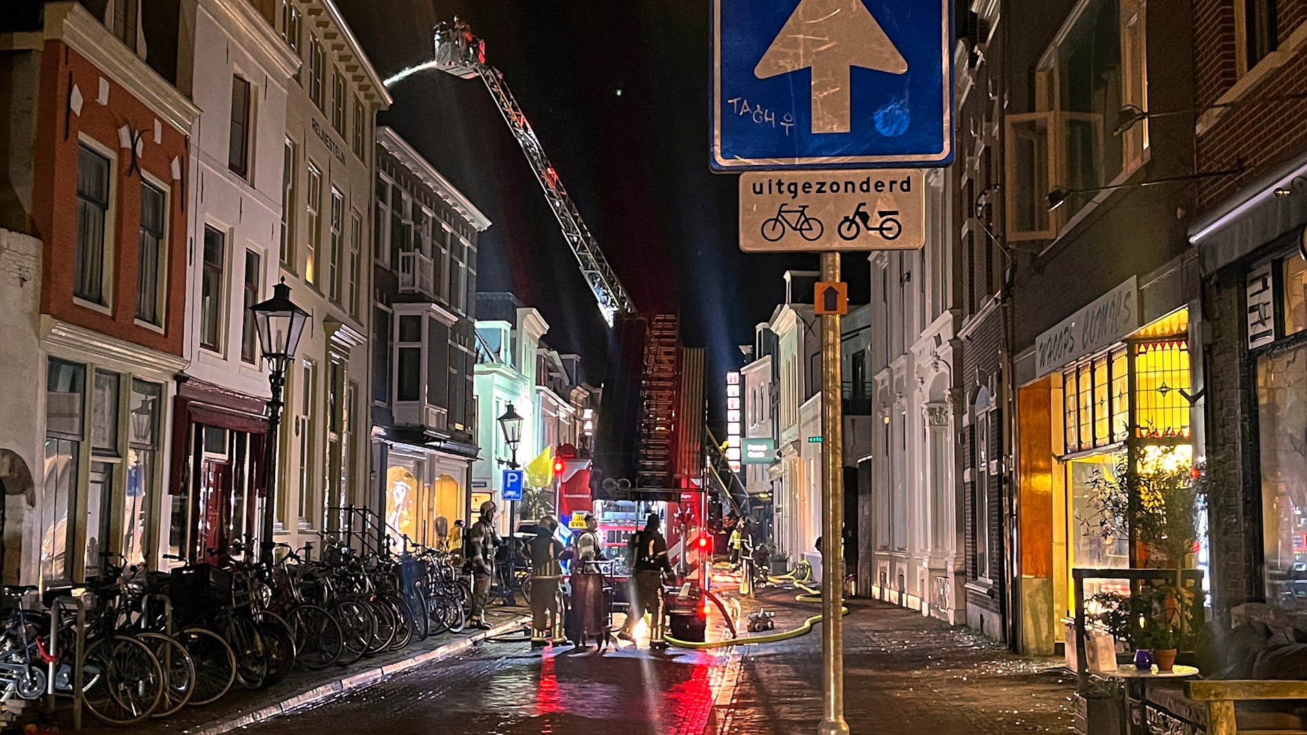 Brandmän försöker släcka de bränder som rasar i centrala Utrecht.