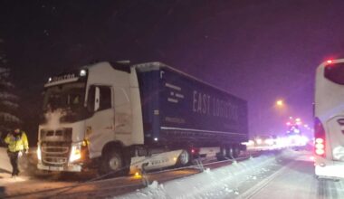 Lastbilsolycka på E4 söder om Härnösand – satt fast i vajer - Tidningen Ångermanland