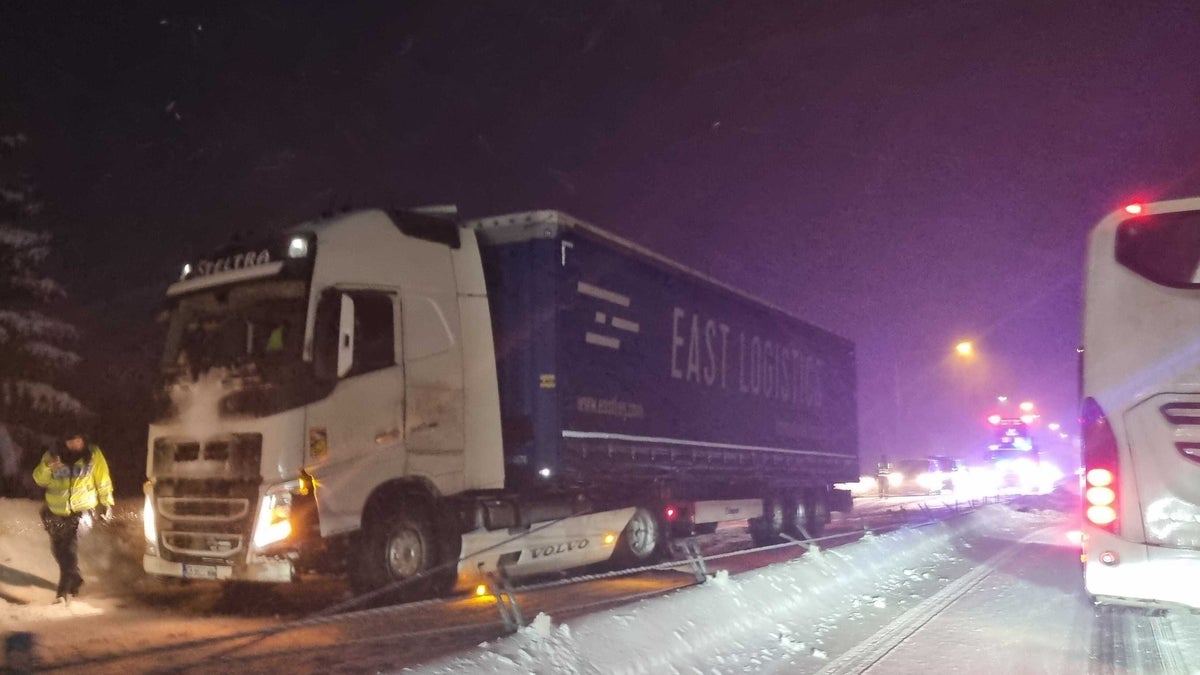 Lastbilsolycka på E4 söder om Härnösand – satt fast i vajer - Tidningen Ångermanland