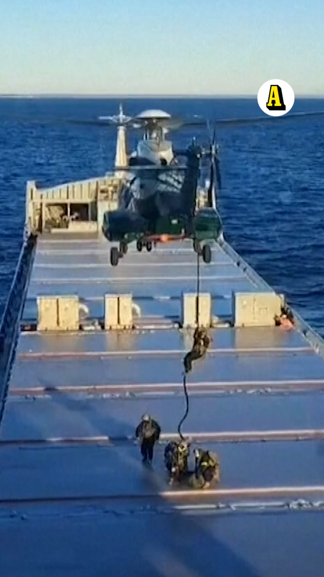 Här bordar polisen lastfartyget efter kabelsabotage