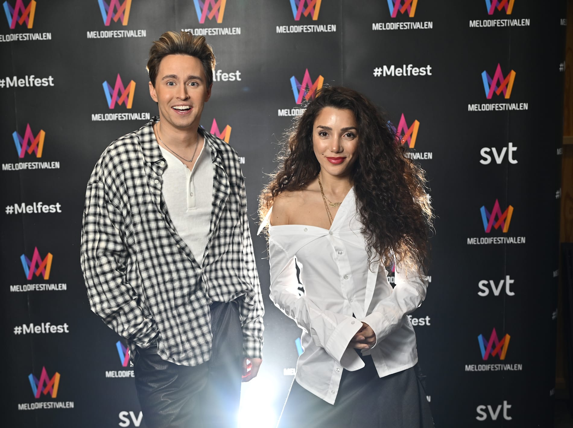 Gina Dirawi och Hampus Nessvold programleder Melodifestivalen 2026