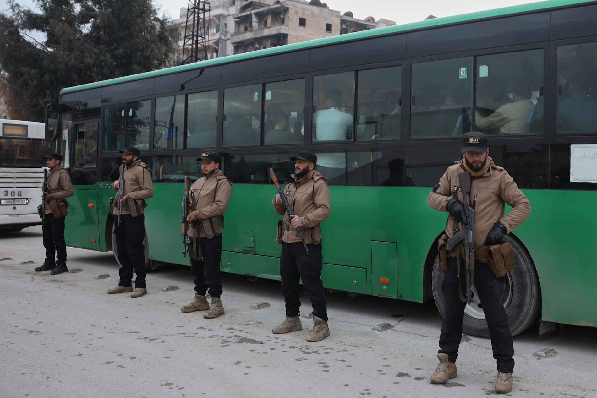 Kurdiska styrkor uppges ha kapitulerat och förs bort i bussar.