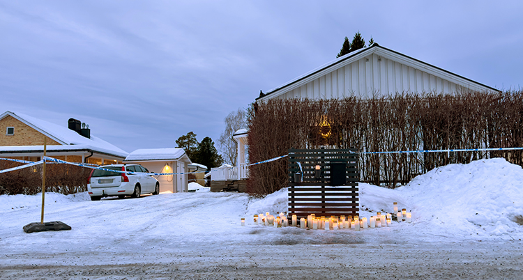 Ljus utanför mördade kvinnans hus.