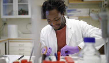 Undersöker hur cellens proteintillverkning finjusteras vid salmonellainfektion