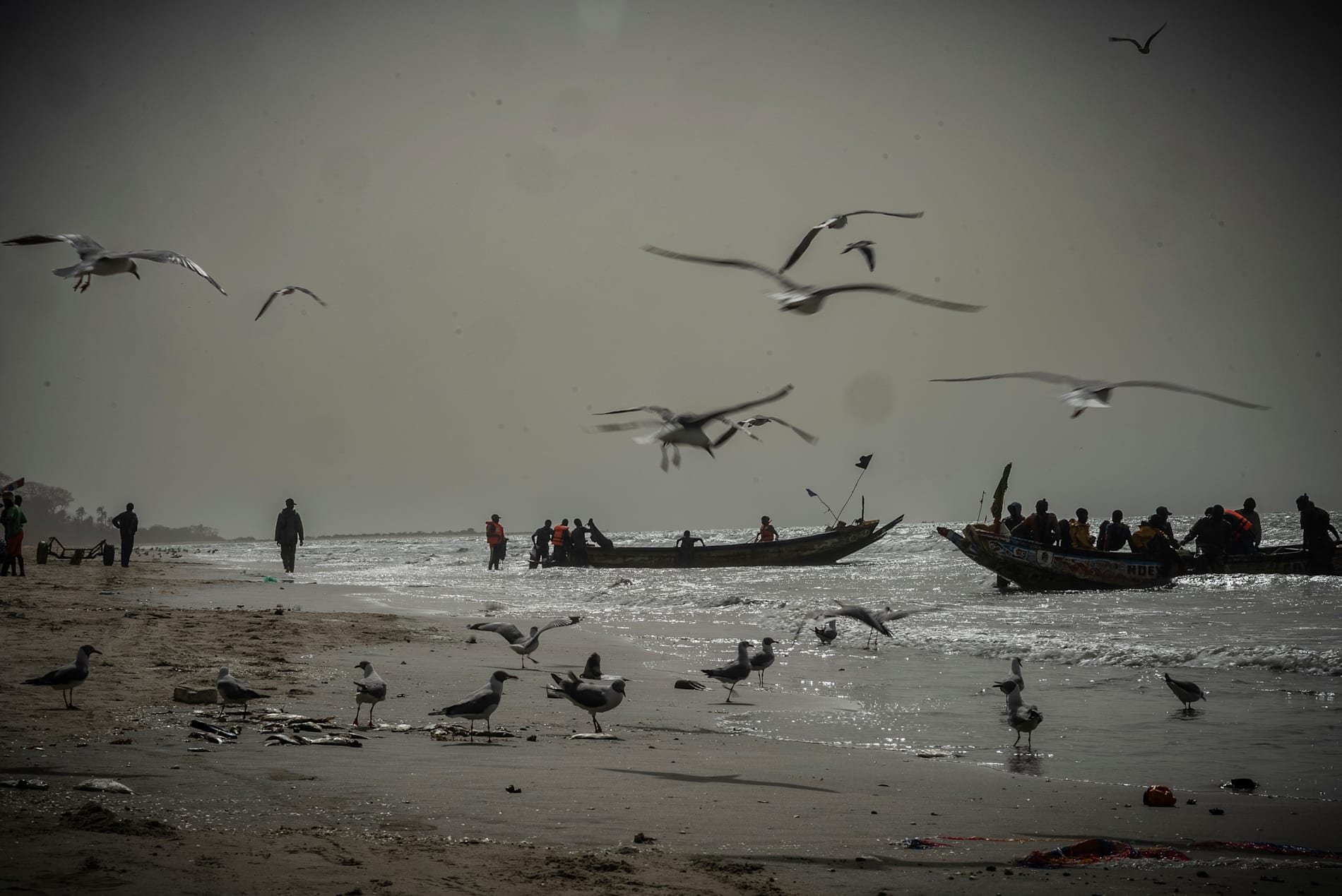 Tiotals människor befaras ha omkommit i Atlanten utanför Gambia. Den här bilden av fiskarbåtar togs på en strand i Gambia vid ett annat tillfälle.