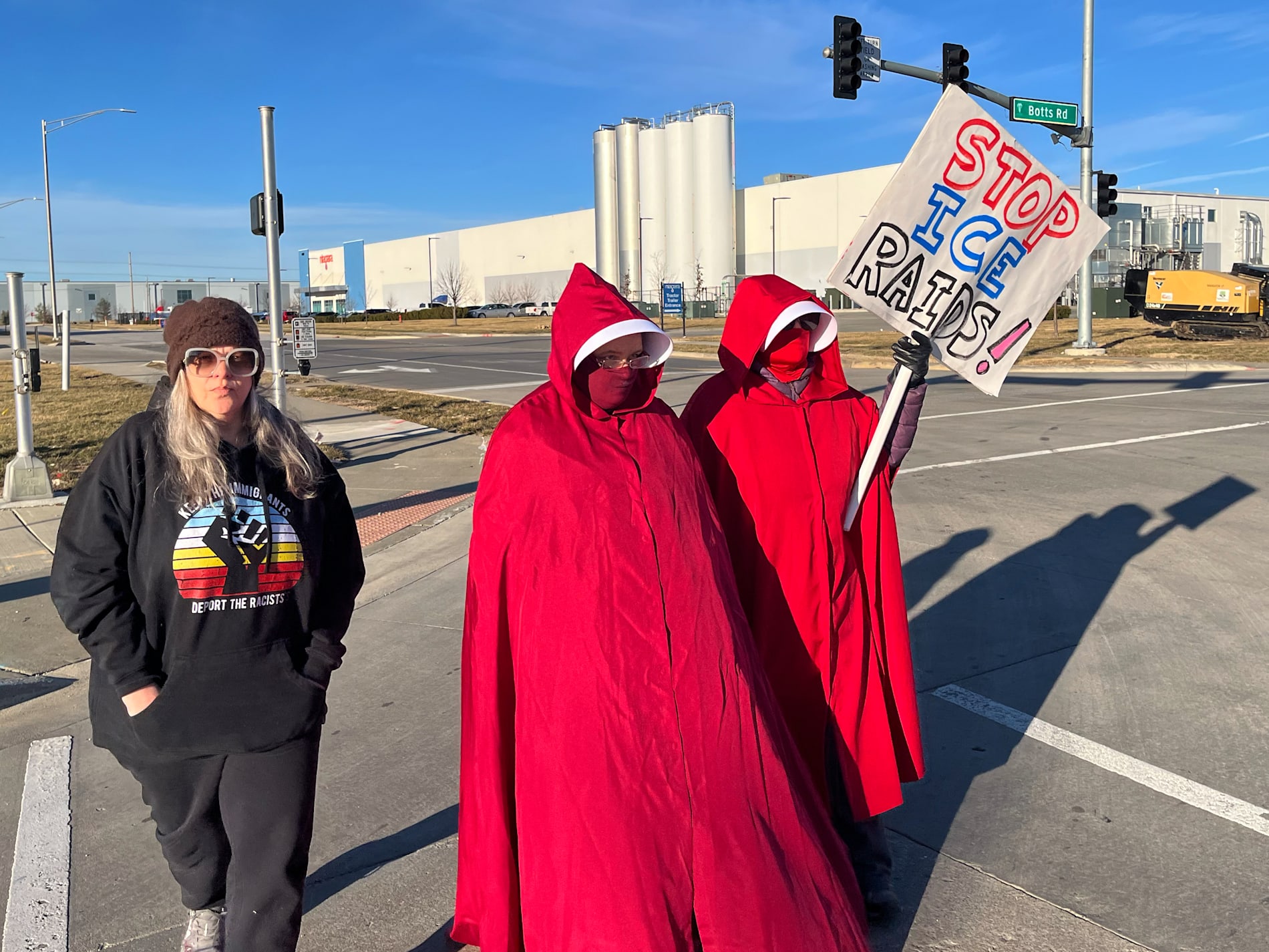 Protester mot ICE utanför en byggnad i Kansas City, Missouri, som migrationspolisen uppges vilja ta över.