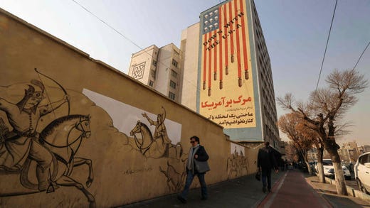 Gatuliv och målningar i centrala Teheran.