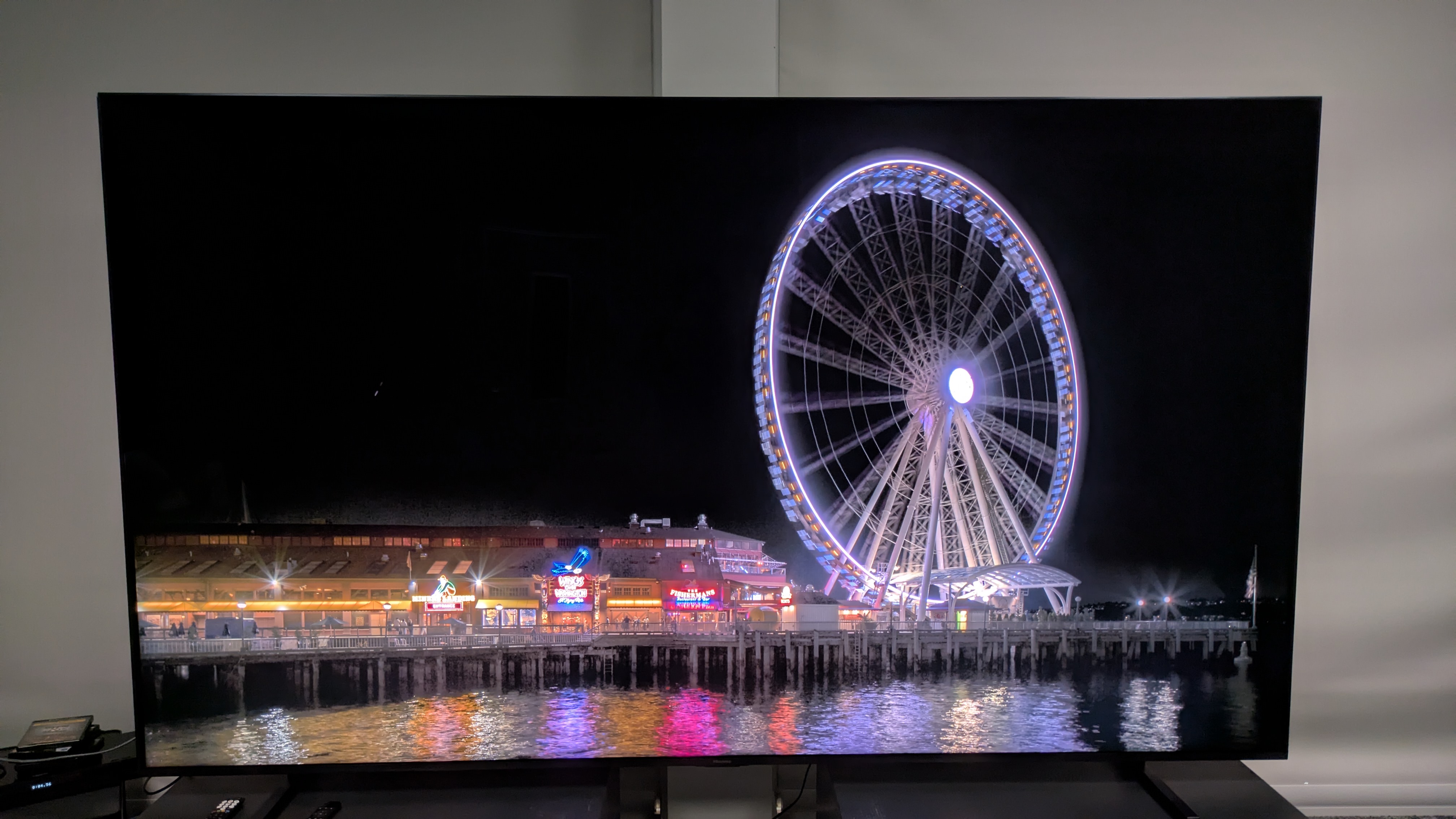 Hisense 116UX RGB mini-LED-TV med pariserhjul p&aring; natten p&aring; sk&auml;rmen.