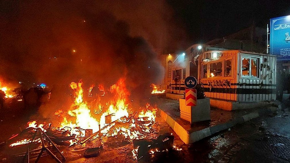 En bild som spridits på sociala medier visar hur demonstranter tänt eld på en polisstation, 10 januari 2026.