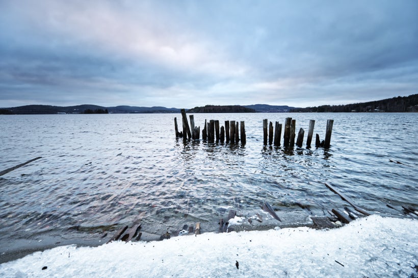Pålverket är rester från kajerna som användes under sent 1800- och tidigt 1900-tal, då Nyadal var ett blomstrande sågverksamhälle och sågen den modernaste i Sverige. 