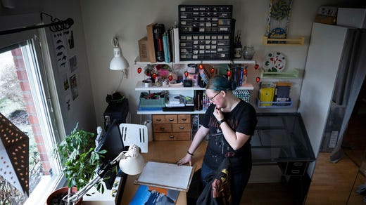 Ellinor visar en landskapsmålning som hon gjort, föreställande Vässarö.