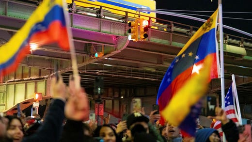 Skaror av Maduro-oppositionella demonstranter utanför häktet.