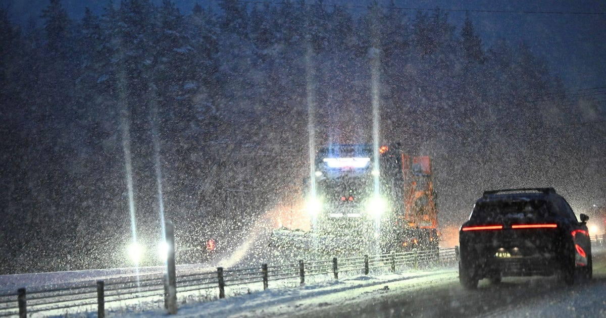 400 fordon fastnade i snöovädret på E22