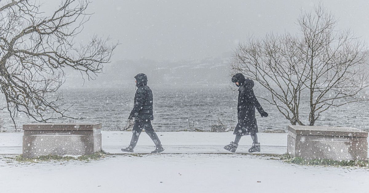 Stormen Anna lämnar tusentals hushåll utan el