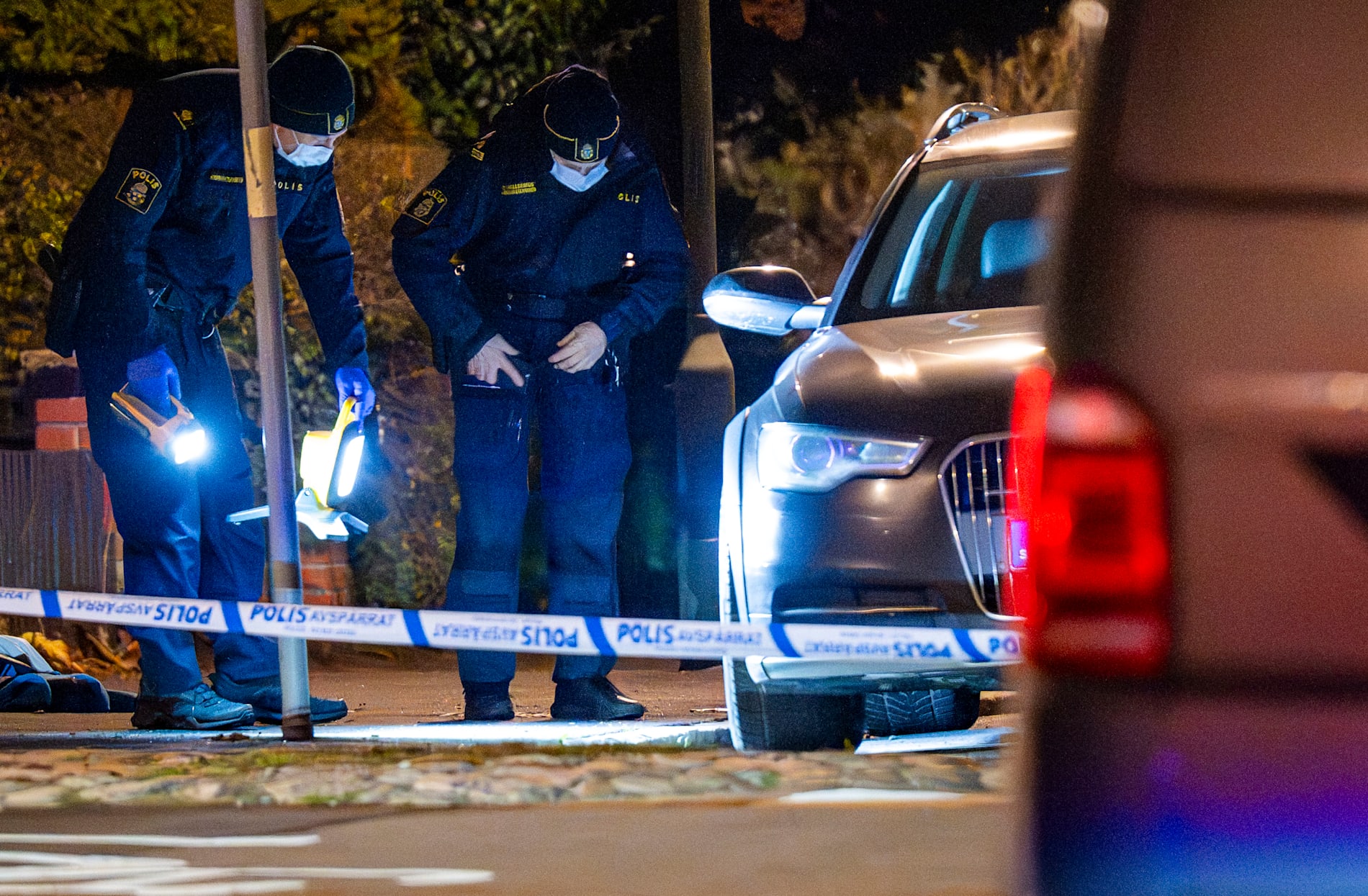 Polis och kriminaltekniker på plats efter att en 21-åring skjutits ihjäl i en bil i Malmö. Arkivbild.