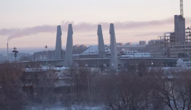 Stopp på Hisingsbron igen – bommar fastnar i kylan