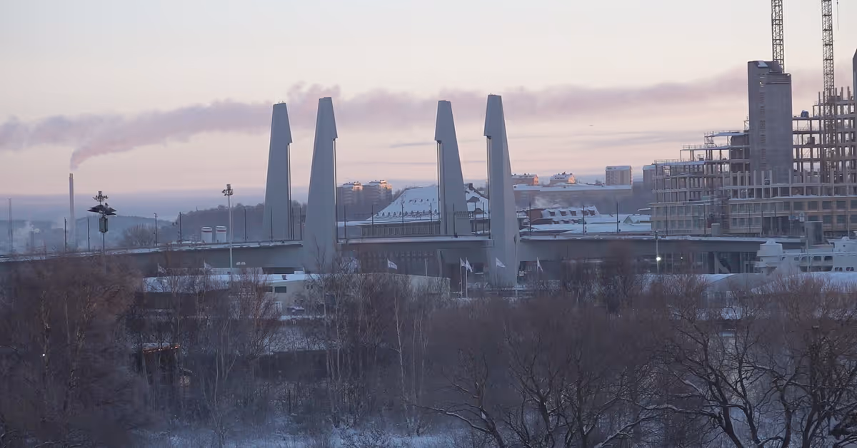 Stopp på Hisingsbron igen – bommar fastnar i kylan