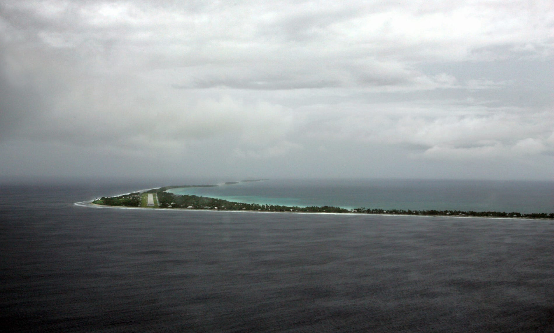 Tuvalu, ön med runt 10 000 invånare, som långsamt tas över av havet. I höstas tog Australien emot de första klimatflyktingarna härifrån.
