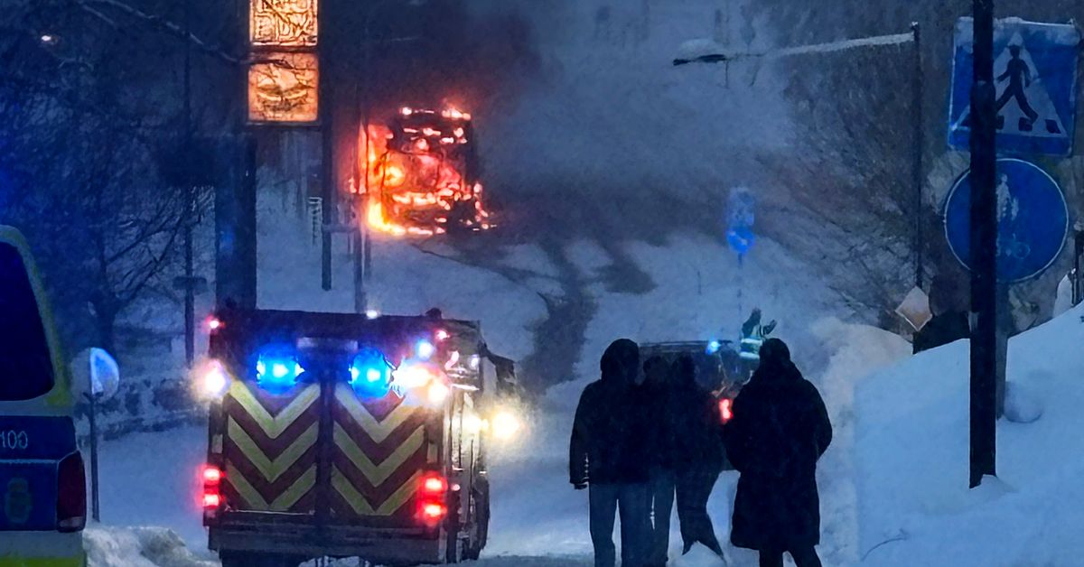Buss brinner i Sundsvall – risk för explosion