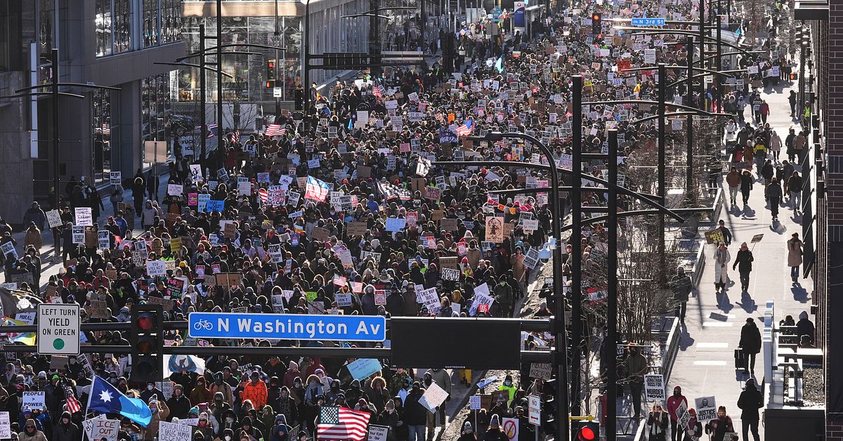 Tusentals demonstrerar i Minneapolis | SVT Nyheter
