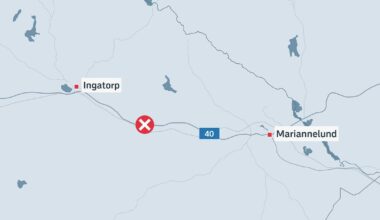 Buss och personbil i allvarlig olycka på riksväg 40 - SVT Nyheter