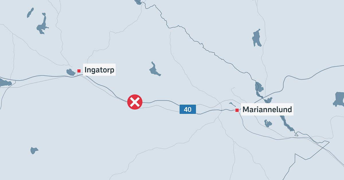 Buss och personbil i allvarlig olycka på riksväg 40 - SVT Nyheter