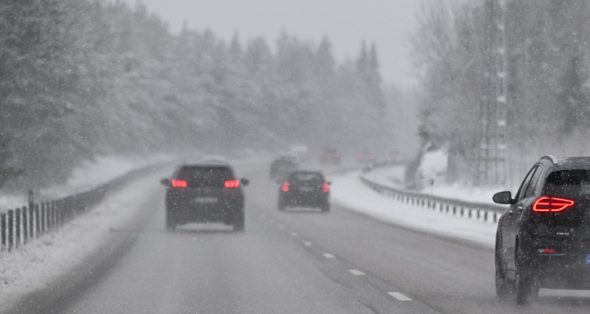 Räddningstjänsten: Det här behöver du ha i bilen vid snöväder - P4 Väst