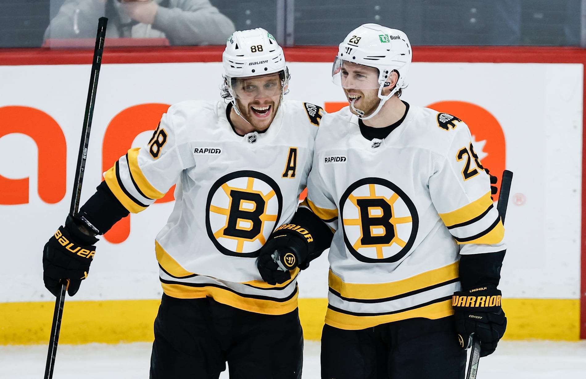 Bostons David Pastrnak och Elias Lindholm. Arkivbild.
