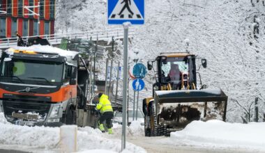 Snöröjningen i Stockholm ska klara de flesta snöfall men förortsgator plogas i mån av tid.