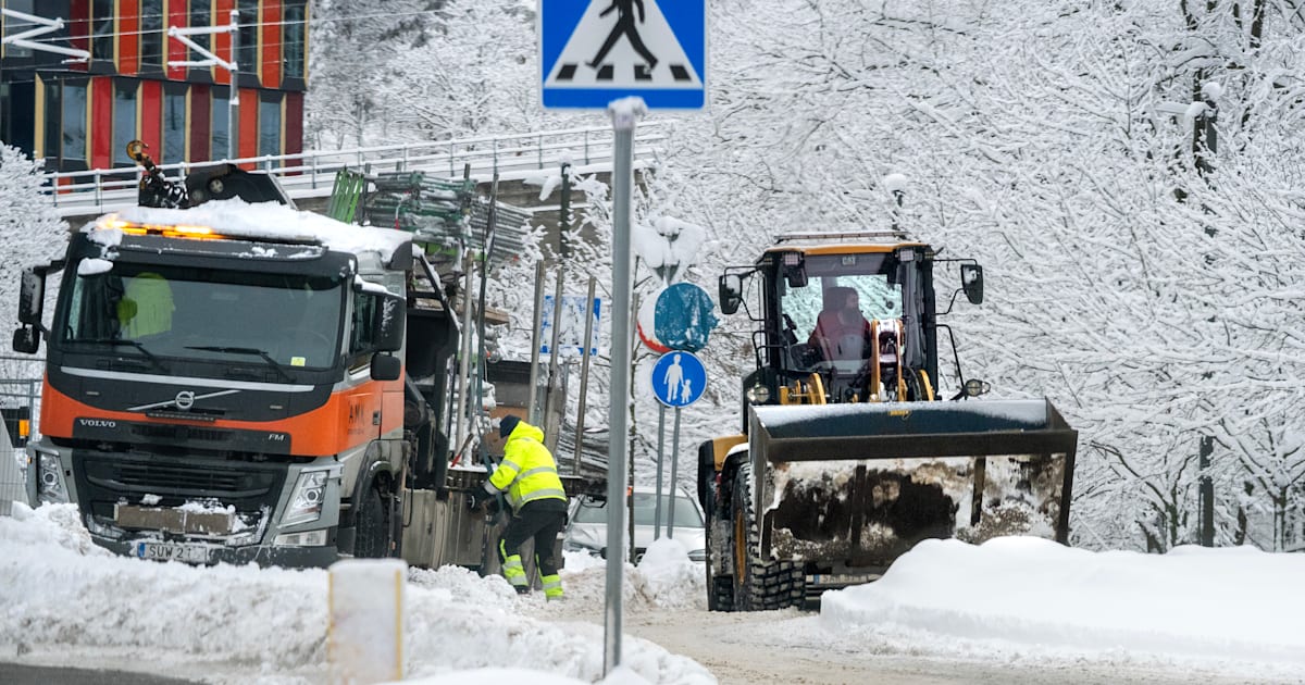 Snöröjningen i Stockholm ska klara de flesta snöfall men förortsgator plogas i mån av tid.