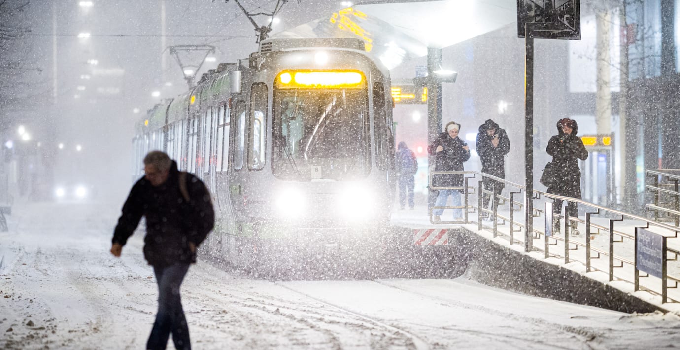 Invånare uppmanas stanna hemma när stormen Goretti lamslår Europa