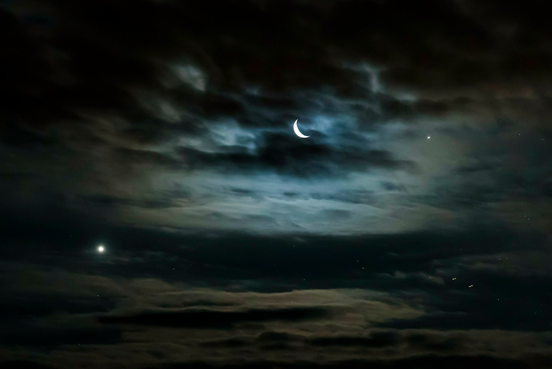 Venus, månen och Jupiter, längst till höger, fotograferad tidig en morgon i Budapest 2019. Arkivbild.