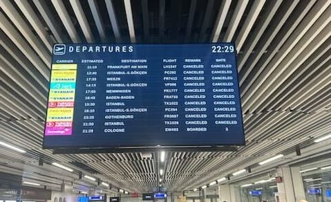 ”Det finns inte ett enda flyg till Sverige” säger Sanel i Sarajevo.