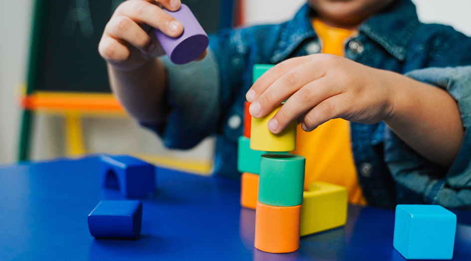 Tidiga insatser för små barn med autism uteblir ofta – trots riktlinjer