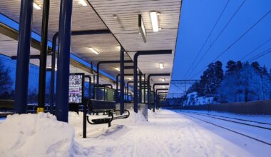 Tåg körde in i träd norr om Nynäshamn – pendeltåg inställt