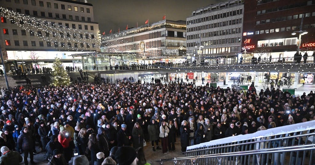 Mördade kvinnor hedrades med ljusmanifestationer - Västerbottens-Kuriren