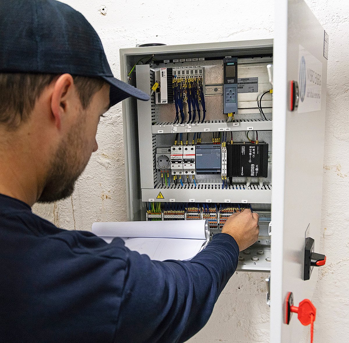 Nybro Energis elmontör Joacim Erlandsson installerar den kommunikationsmodul som ska användas för fjärrstyrning och övervakning av anläggningen.